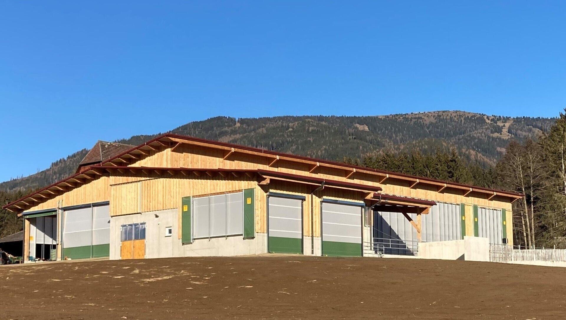 Neubau Rinderlaufstall für 26 Rinder Beim Neubau des Rinderlaufstalls für 26 Rinder wurde der Platz perfekt genutzt und der Stall sehr gut in das Gelände intigriert.