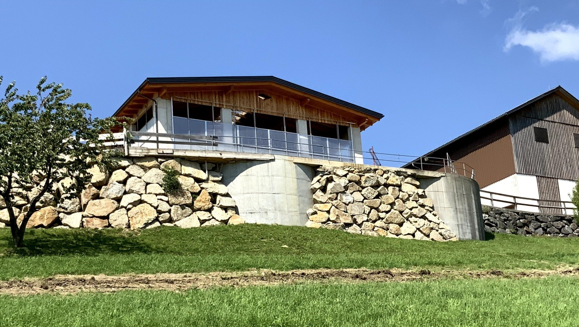 Neubau Rinderlaufstall für 26 Rinder Beim Neubau des Rinderlaufstalls für 26 Rinder wurde der Platz perfekt genutzt und der Stall sehr gut in das Gelände intigriert.
