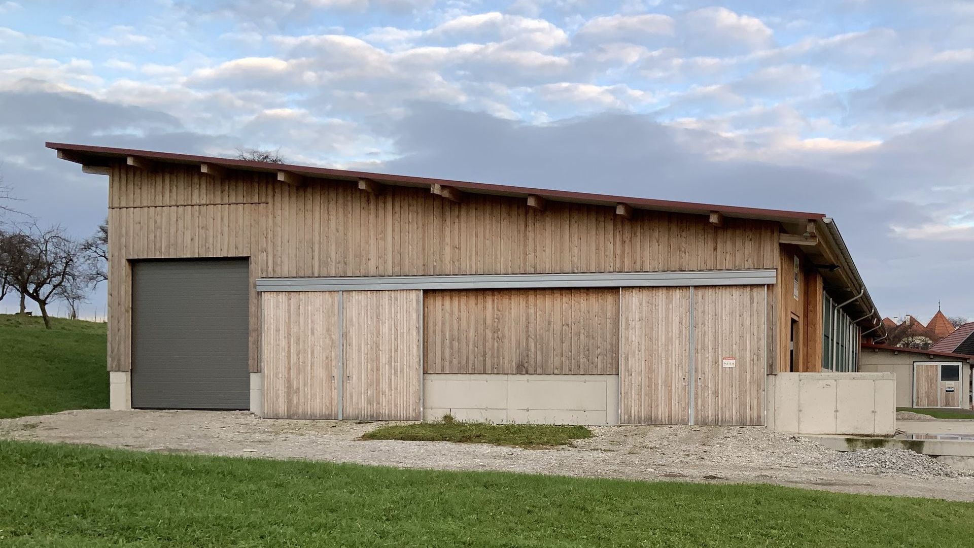 Neubau Rinderlaufstall für 26 Rinder Beim Neubau des Rinderlaufstalls für 26 Rinder wurde der Platz perfekt genutzt und der Stall sehr gut in das Gelände intigriert.