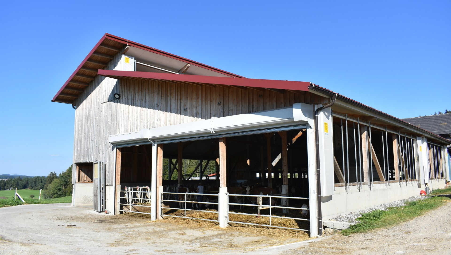 Neubau Rinderlaufstall für 26 Rinder Beim Neubau des Rinderlaufstalls für 26 Rinder wurde der Platz perfekt genutzt und der Stall sehr gut in das Gelände intigriert.