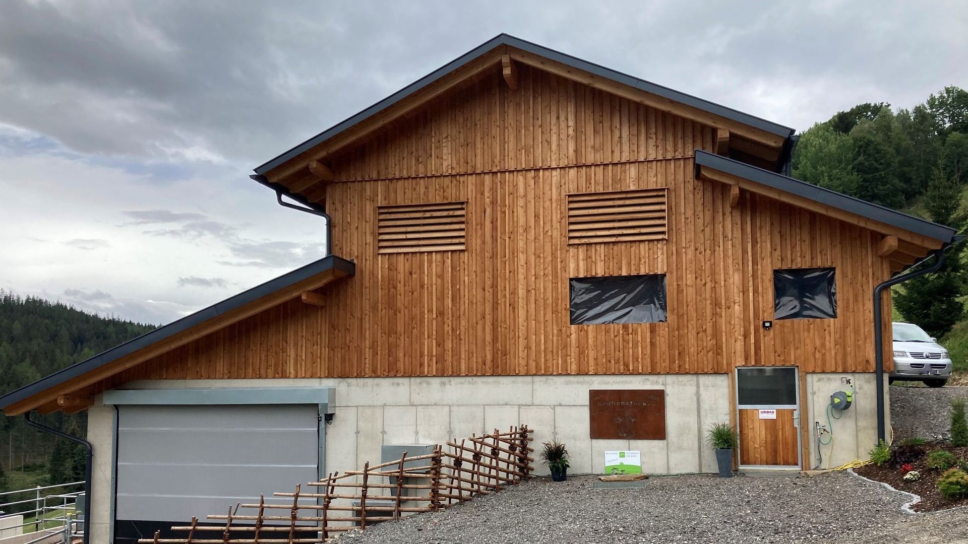 Neubau Rinderlaufstall für 26 Rinder Beim Neubau des Rinderlaufstalls für 26 Rinder wurde der Platz perfekt genutzt und der Stall sehr gut in das Gelände intigriert.