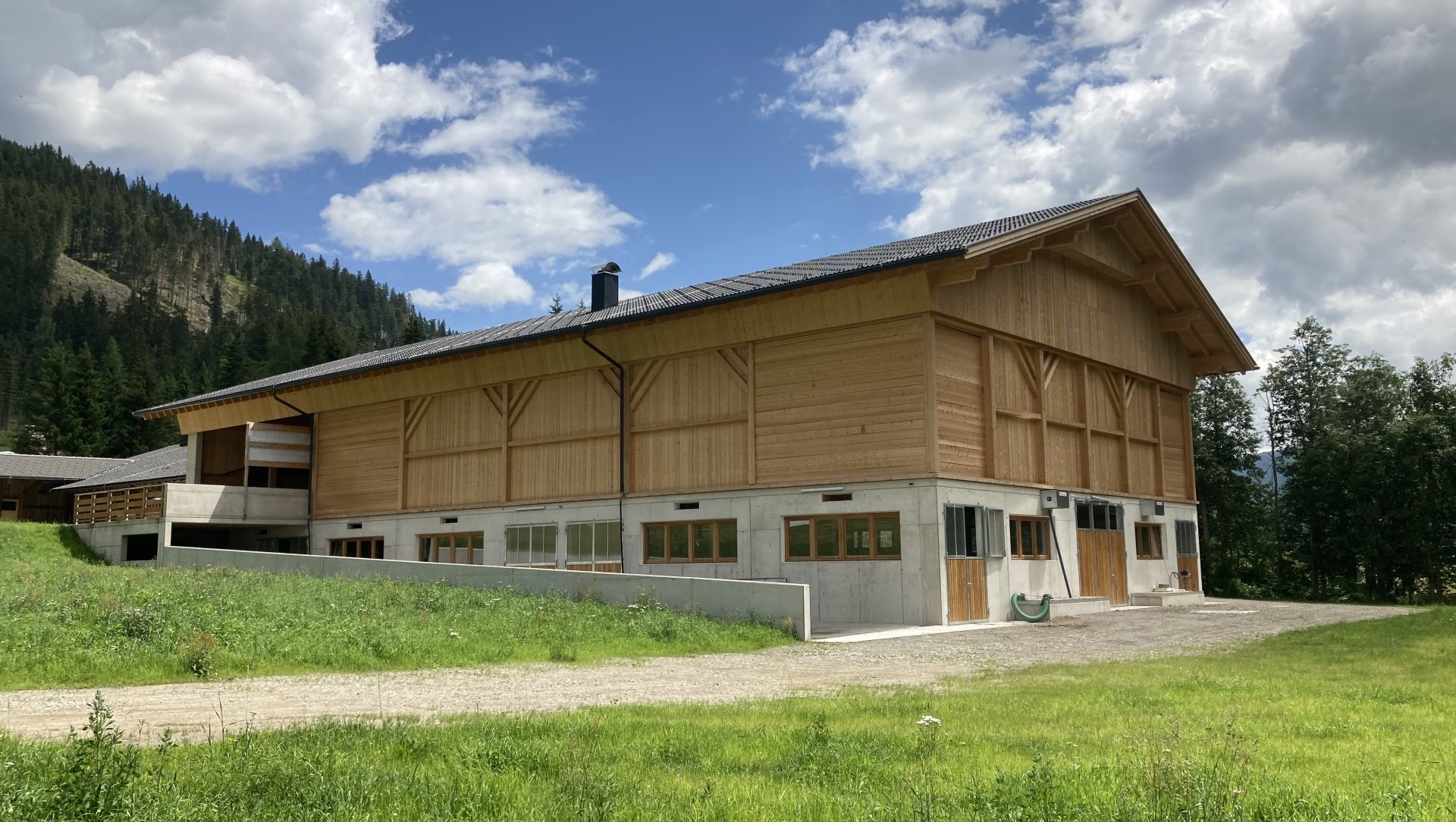 Stallerweiterung und Neubau Multifunktionsstall Multifunktionsstall mit Bergehalle