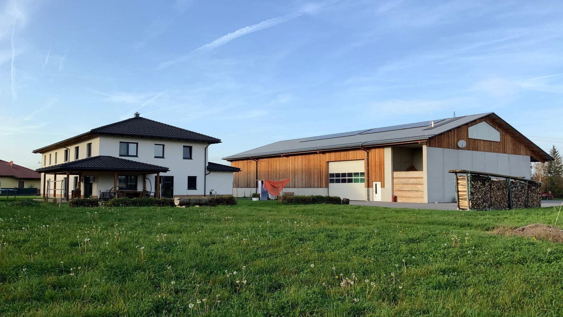 Neubau Rinderlaufstall für 26 Rinder Beim Neubau des Rinderlaufstalls für 26 Rinder wurde der Platz perfekt genutzt und der Stall sehr gut in das Gelände intigriert.