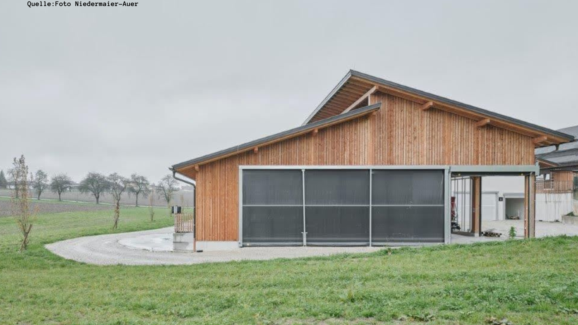 Neubau Rinderlaufstall für 26 Rinder Beim Neubau des Rinderlaufstalls für 26 Rinder wurde der Platz perfekt genutzt und der Stall sehr gut in das Gelände intigriert.