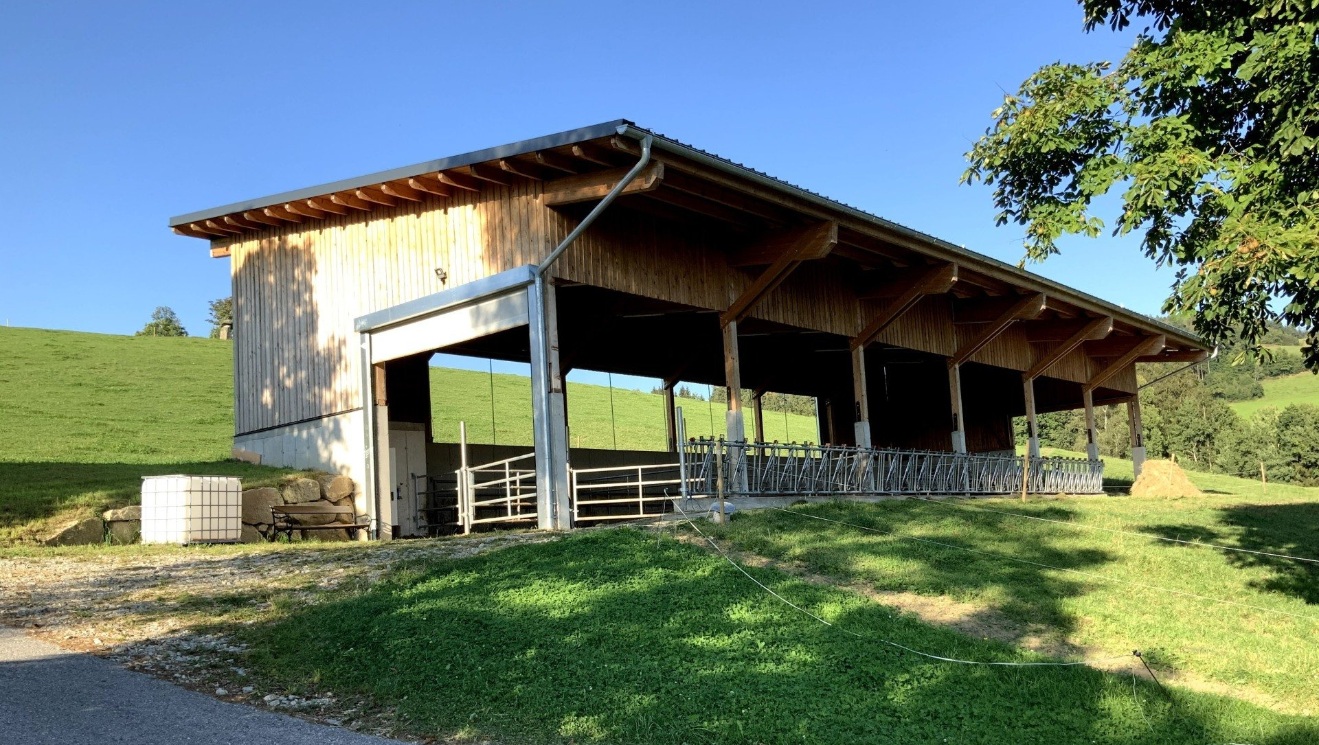 Neubau Rinderlaufstall für 26 Rinder Beim Neubau des Rinderlaufstalls für 26 Rinder wurde der Platz perfekt genutzt und der Stall sehr gut in das Gelände intigriert.