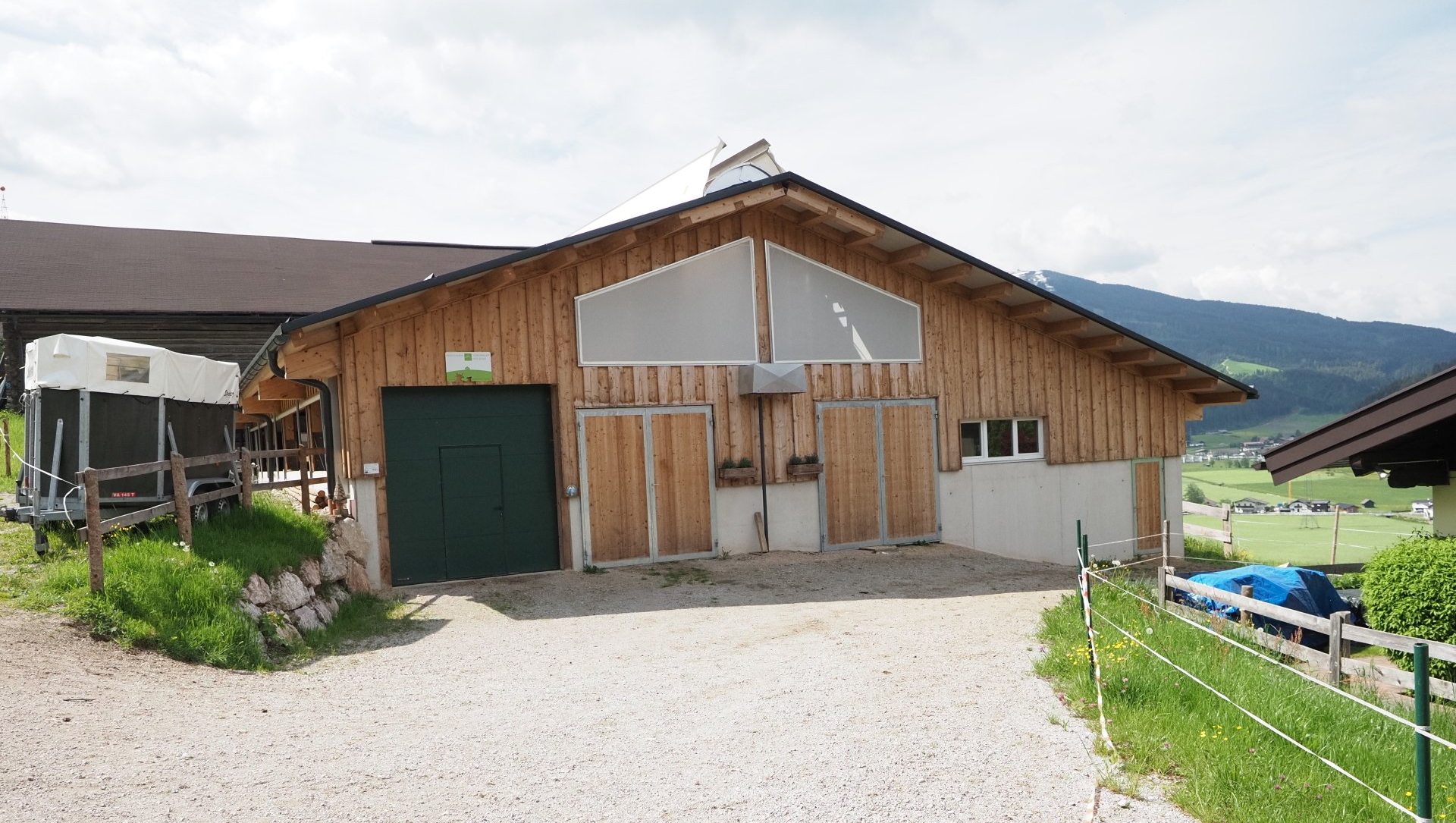 Neubau Rinderlaufstall für 26 Rinder Beim Neubau des Rinderlaufstalls für 26 Rinder wurde der Platz perfekt genutzt und der Stall sehr gut in das Gelände intigriert.