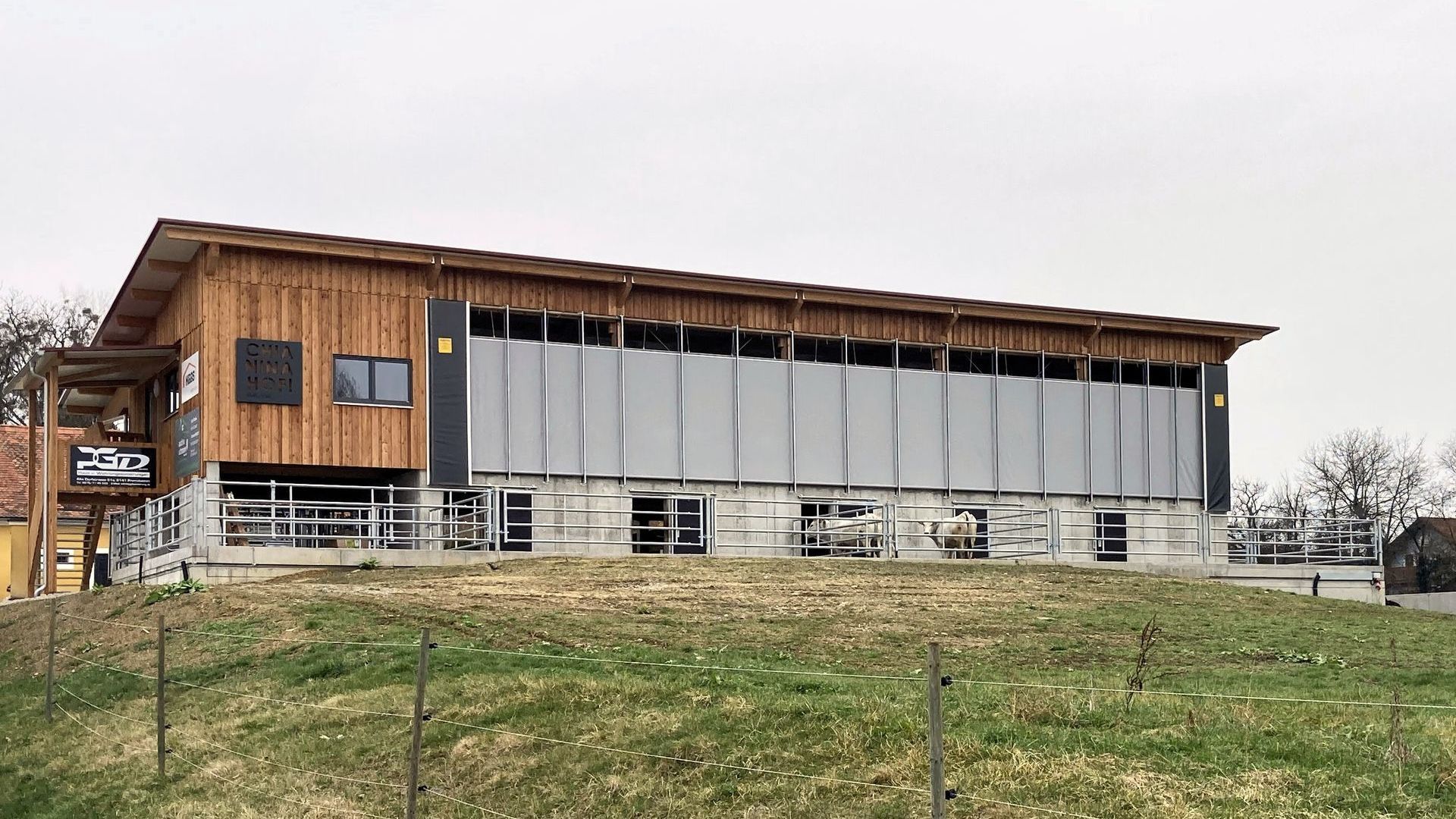 Neubau Rinderlaufstall für 26 Rinder Beim Neubau des Rinderlaufstalls für 26 Rinder wurde der Platz perfekt genutzt und der Stall sehr gut in das Gelände intigriert.