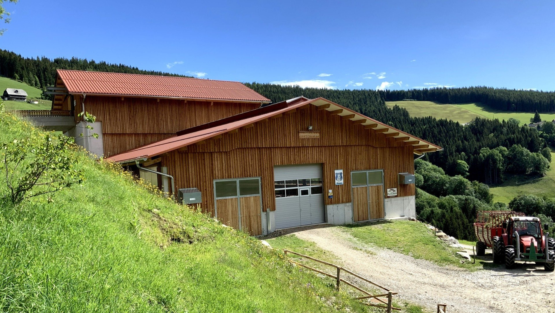 Neubau Rinderlaufstall für 26 Rinder Beim Neubau des Rinderlaufstalls für 26 Rinder wurde der Platz perfekt genutzt und der Stall sehr gut in das Gelände intigriert.