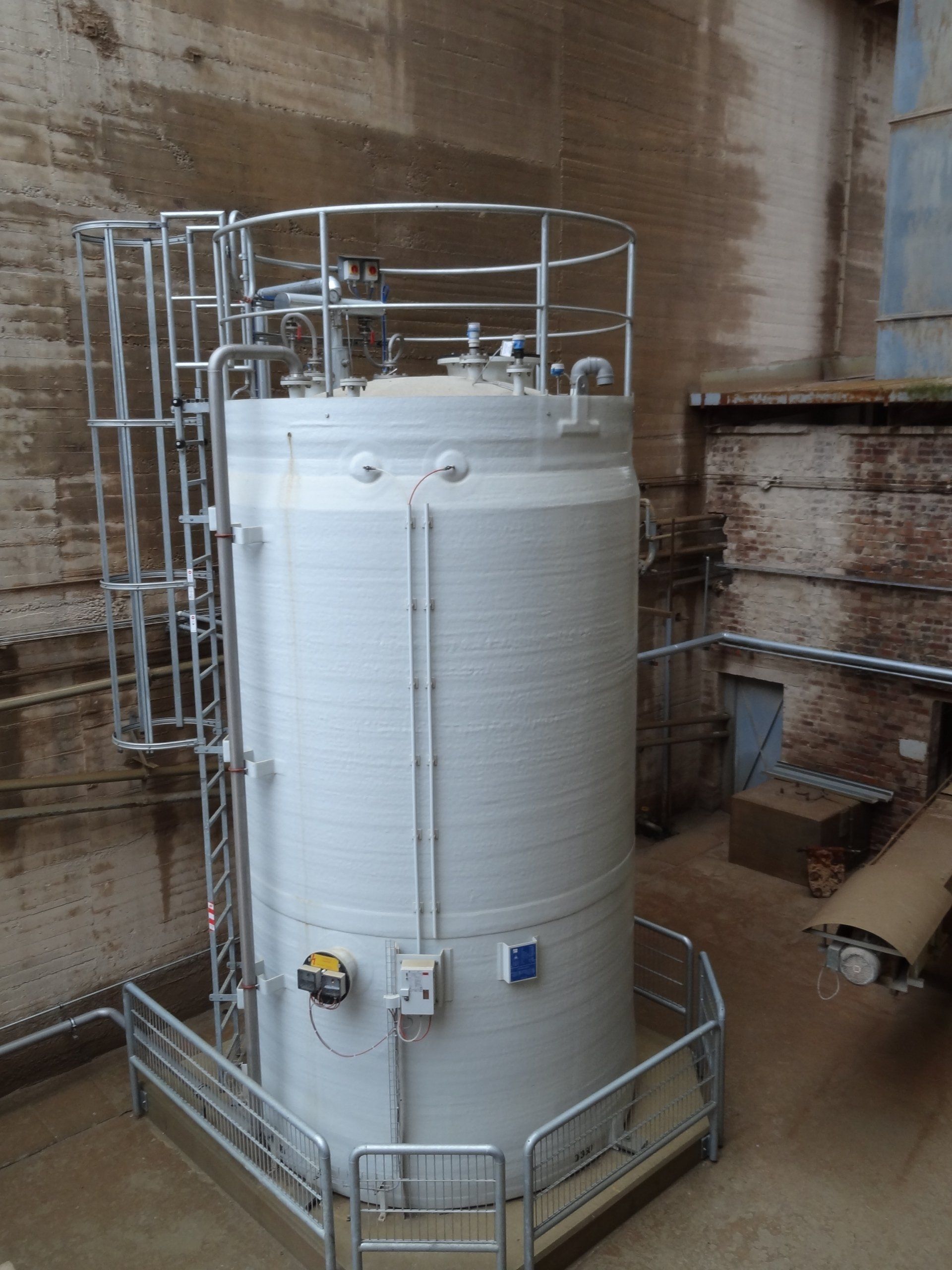 Réservoir de stockage pour solution d'urée en GRP (cimenterie en Allemagne)