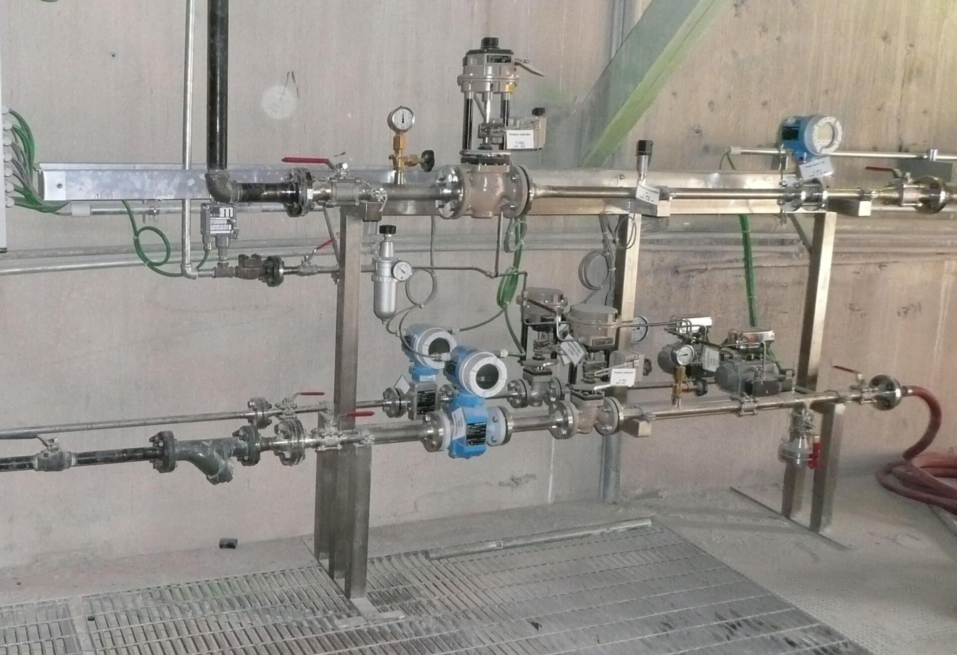 Regulating station for reducing agent and pressure air