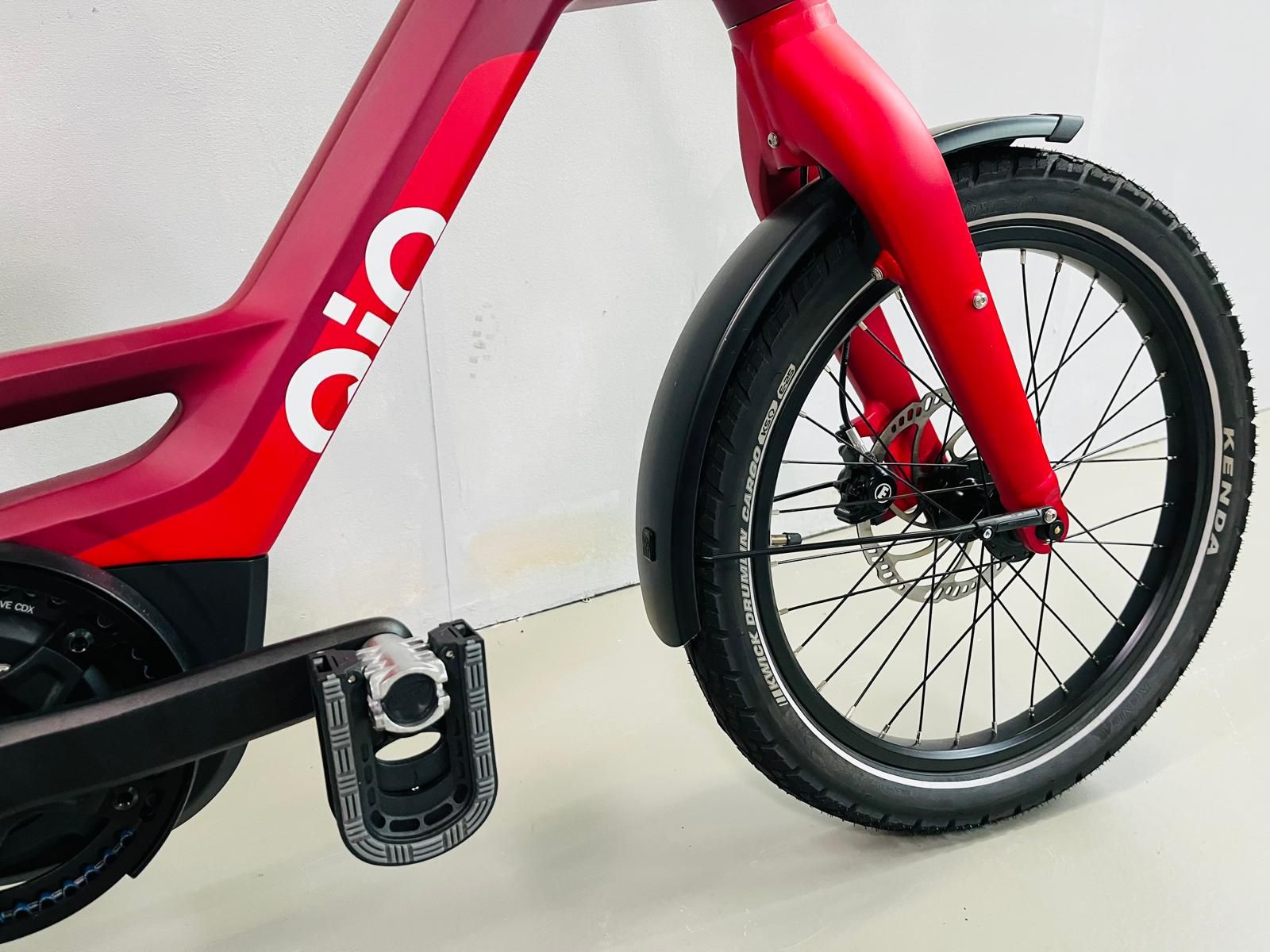 QiO EINS AP-5R LTD in Pinot Red mit Bosch Active Line Plus Motor und 20 Zoll Laufrädern im E-Bike St