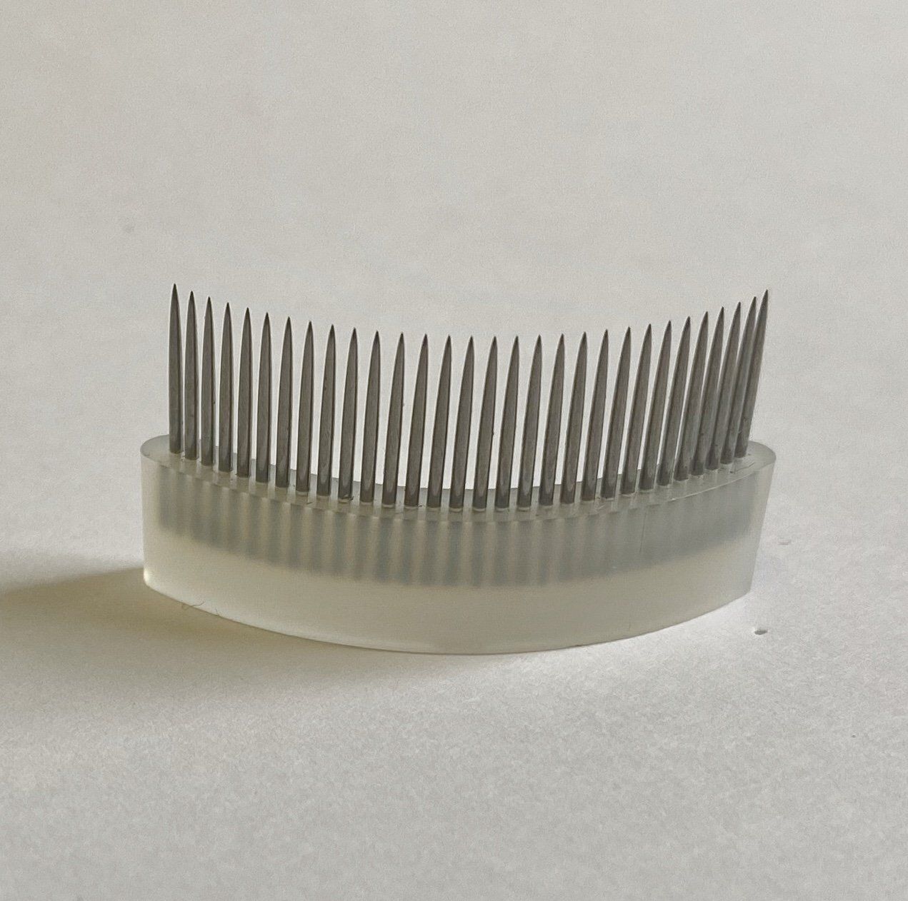 pinned curved lash comb insert