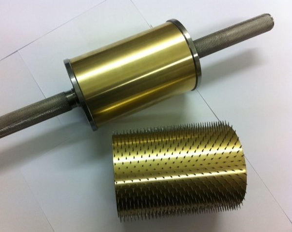 Handheld spiked roller