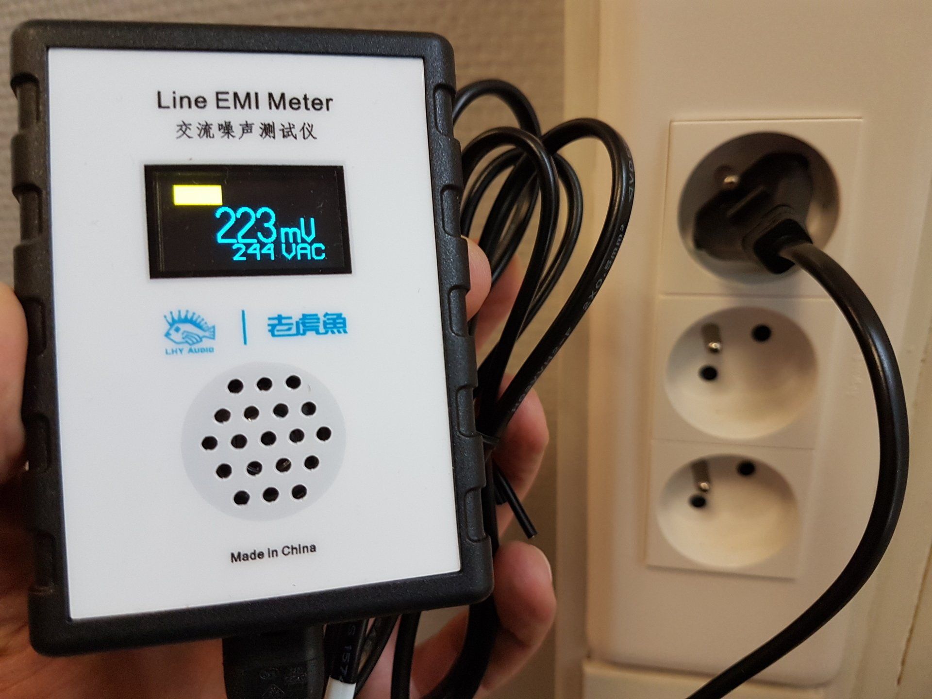 Line EMI Meter, mesureur d'électricité sale, boutique Diagnostic CEM. Line EMI Meter, mesureur d'électricité sale, boutique Diagnostic CEM.