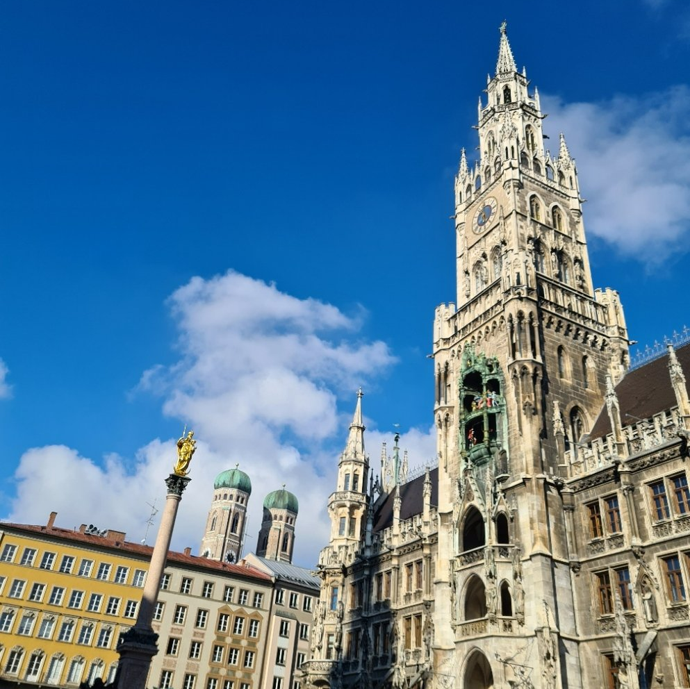 Marienplatz mit Mariensäule und Frauenkirche Marienplatz München