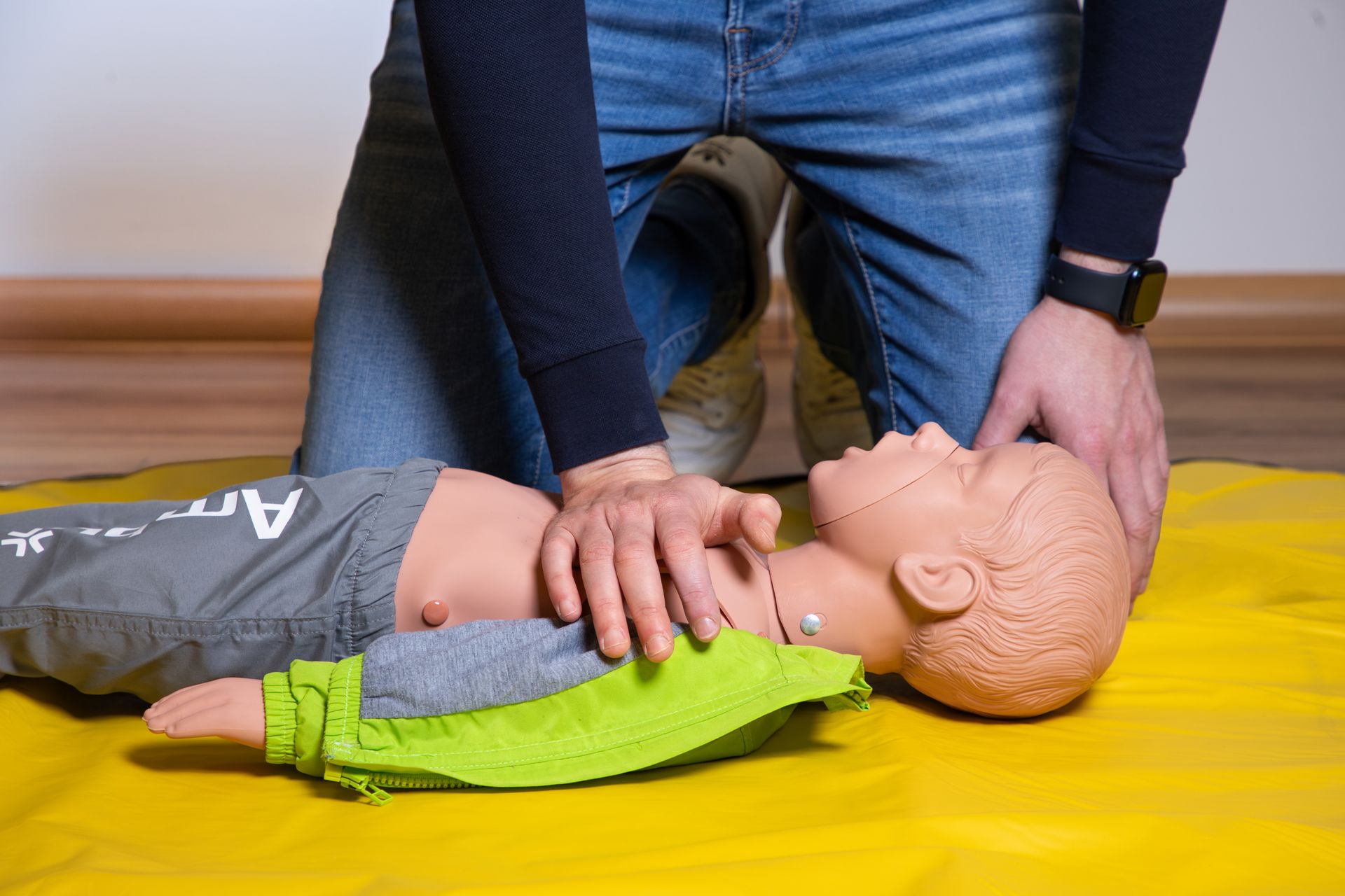 Herzdruckmassage bei einem Kleinkind