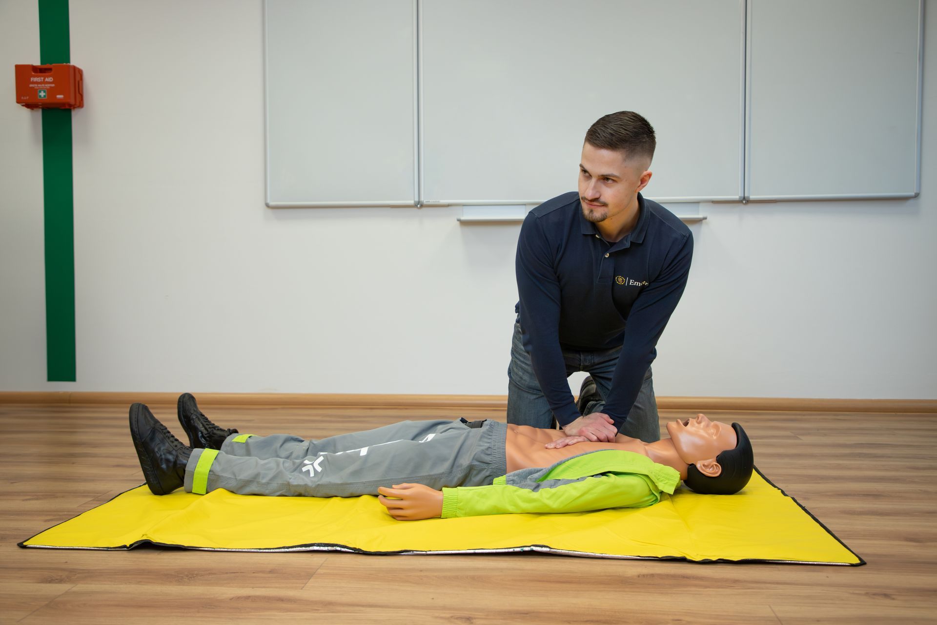 Herzdruckmassage an einer Reanimationspuppe