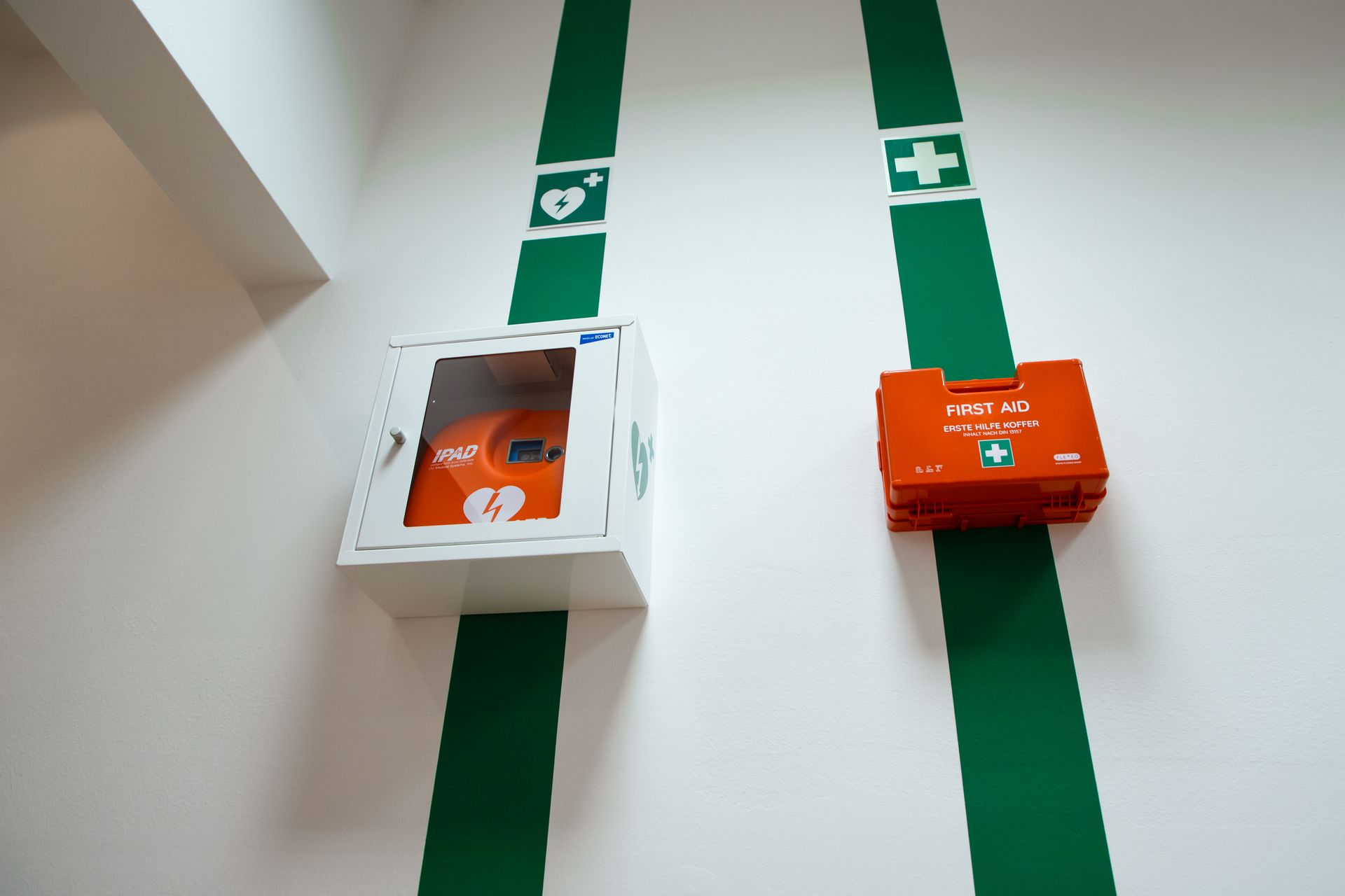 Defibrillator und Verbandkasten hängen an der Wand
