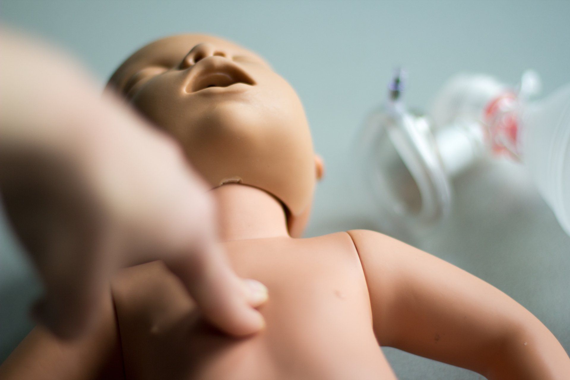 Herzdruckmassage bei einem Säugling