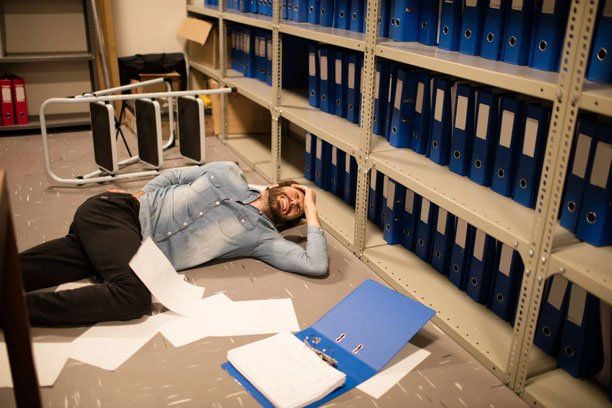 Ersthelfer Ausbildung im Betrieb Mann von Leiter gestürzt