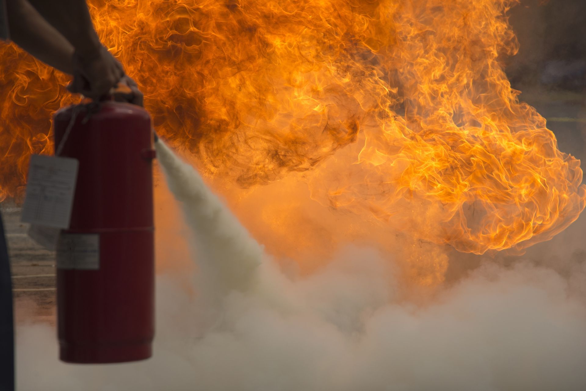 Brandschutzhelfer-Ausbildung Feuer wird mit Feuerlöscher gelöscht