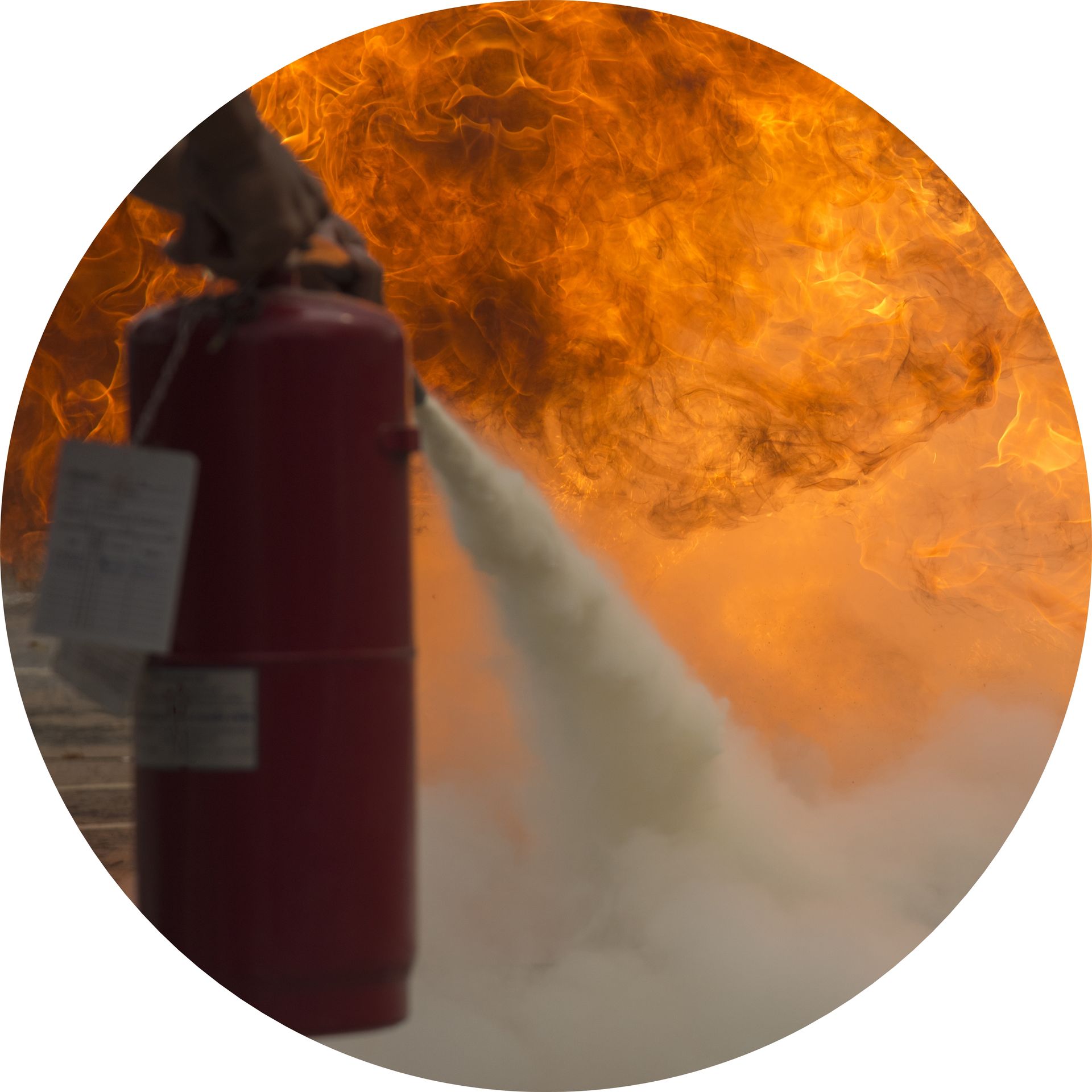 Brandschutzhelfer-Ausbildung Feuer wird mit Feuerlöscher gelöscht