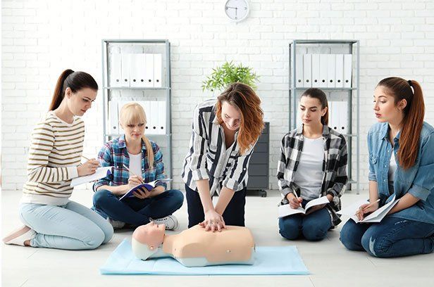 Frau führt eine Herzdruckmassage durch