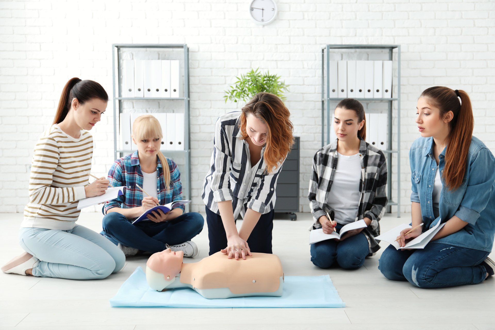 Erste-Hilfe-Kurs in Köln-Longerich Frau macht eine Herzdruckmassage