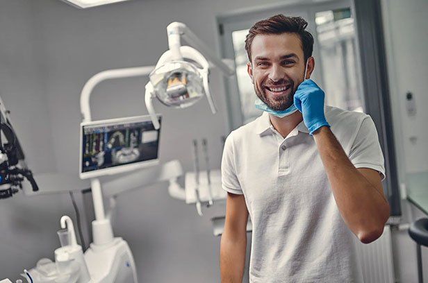 Notfalltraining in der Zahnarztpraxis Zahnarzt lächelt Patienten an