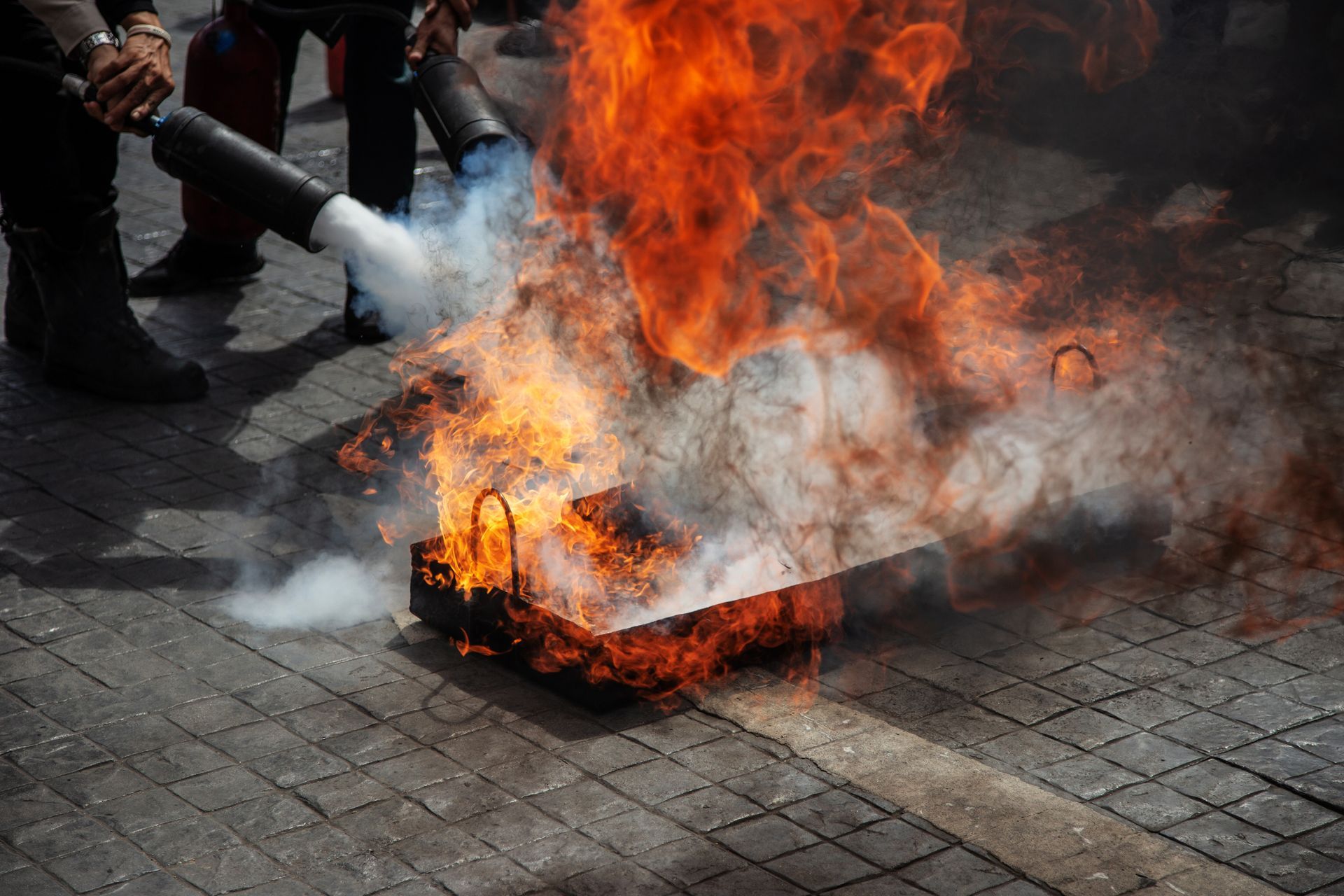 Brandschutzhelfer Feuerlöscher löscht Feuer