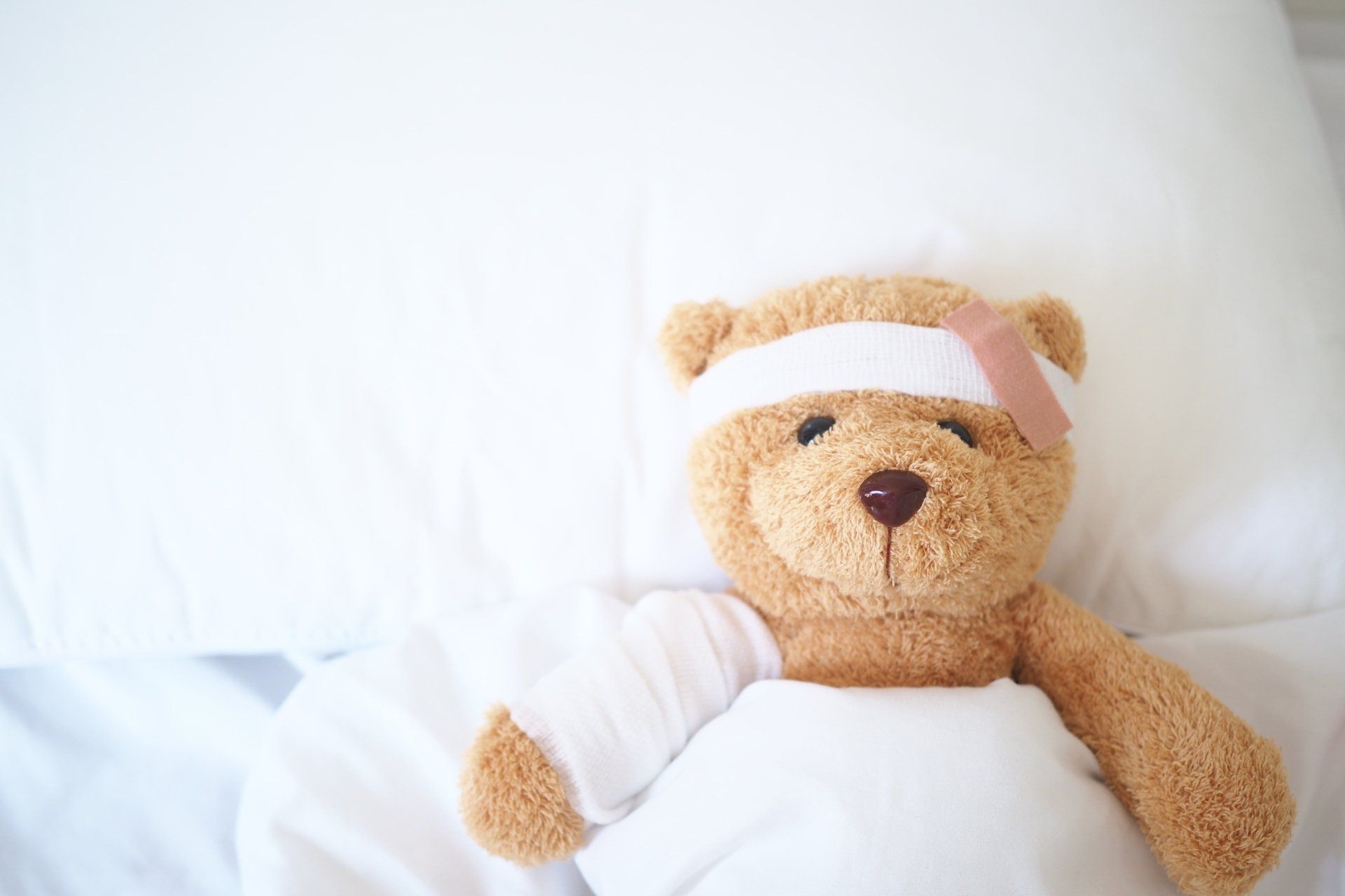 Erste Hilfe am Kind Teddybär mit Kopfverband