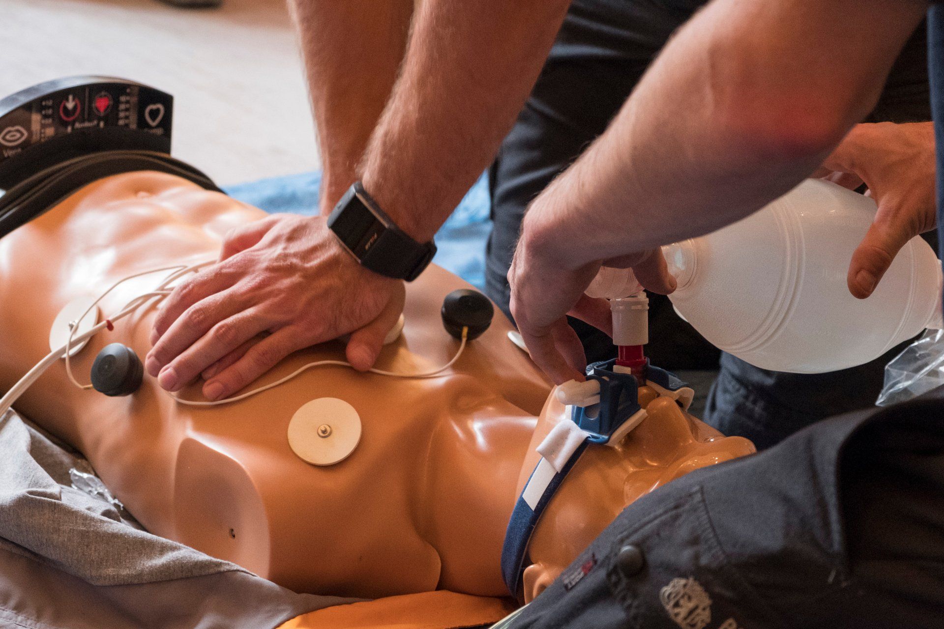 Notfalltraining Herz-Lungen-Wiederbelebung an einer Puppe mit Masken-Beutel-Beatmung