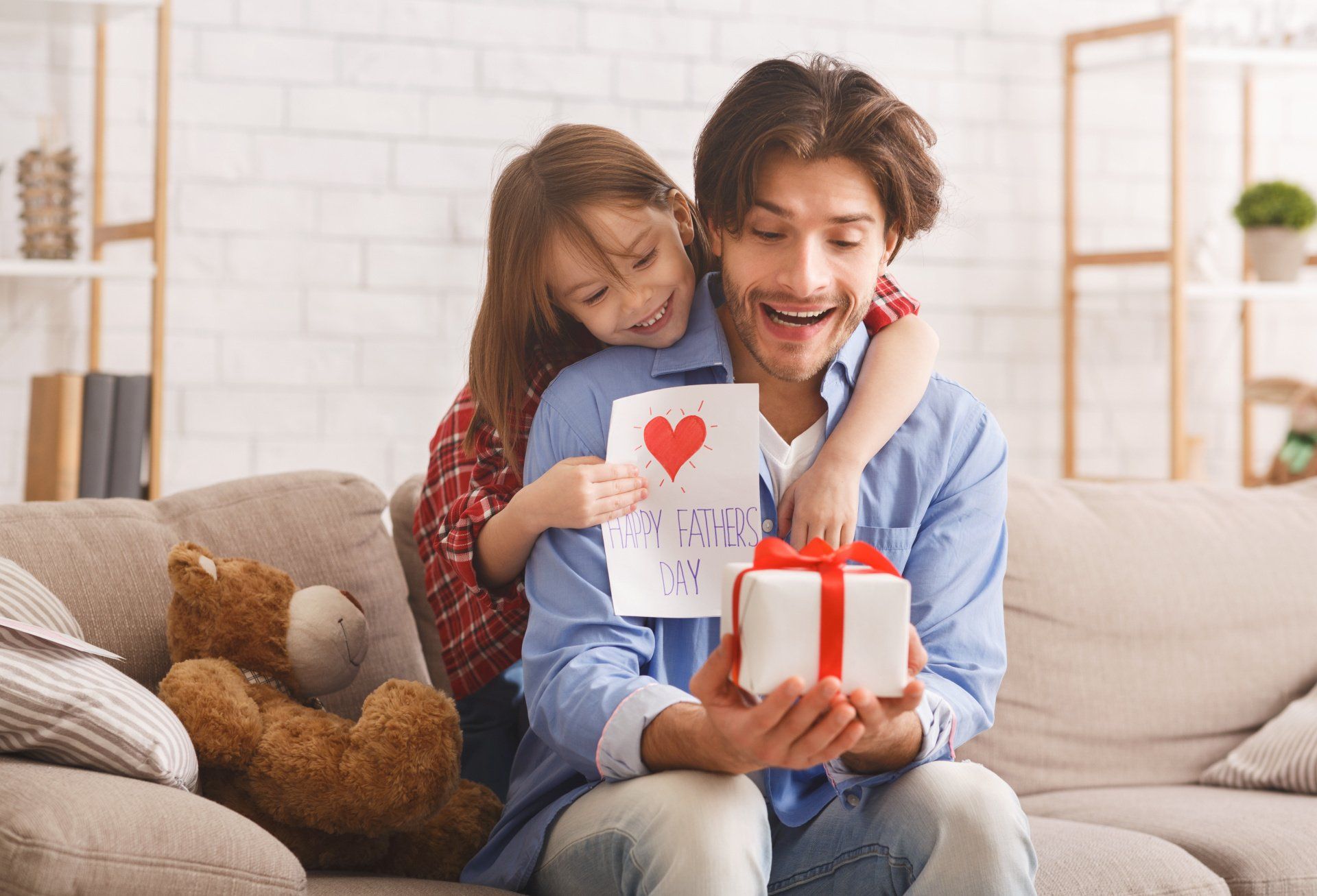 Vatertag Tochter überrascht Vater zum Vatertag mit einem Geschenk