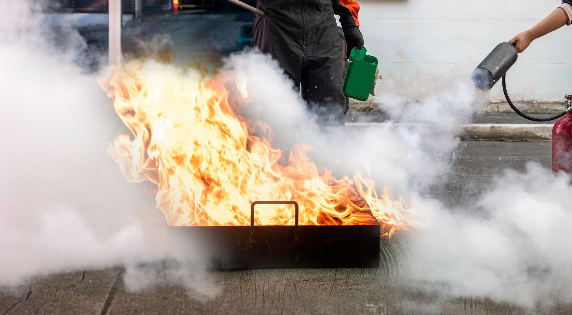 Brandschutzhelfer-Ausbildung Feuer löschen mit einem Feuerlöscher