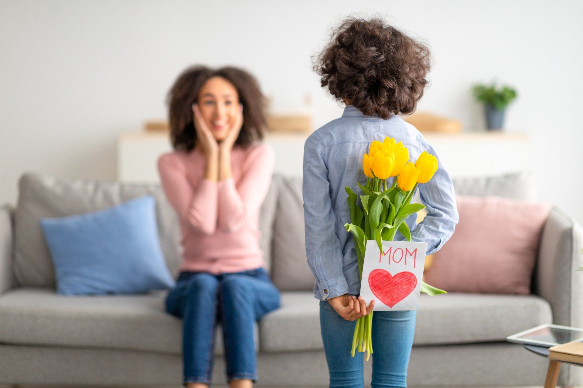 Muttertag Sohn überrascht Mutter mit Blumen am Muttertag