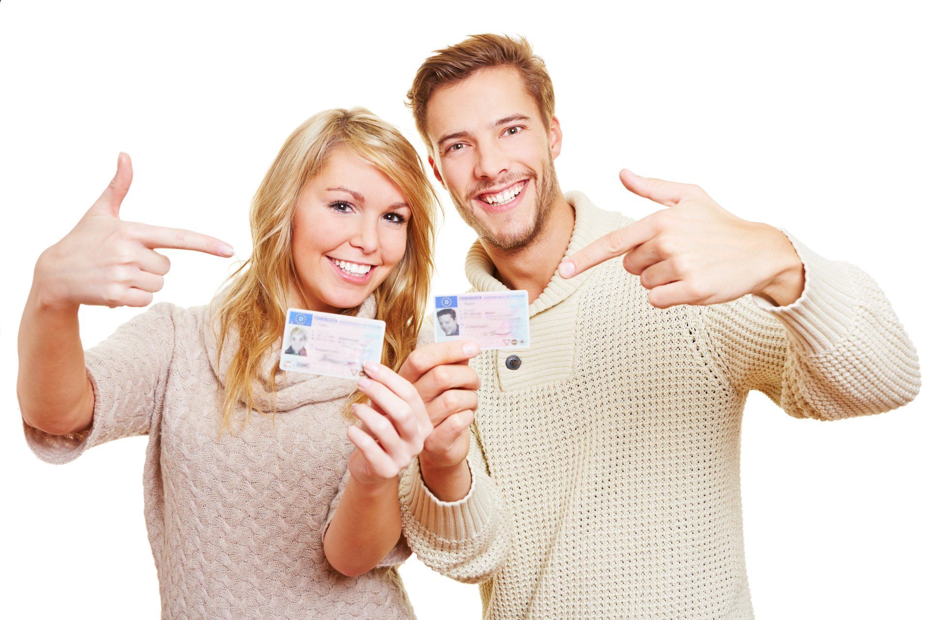 Frau und Mann zeigen ihren Führerschein und lächeln