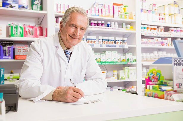 Notfalltraining in der Apotheke Apotheker lächelt Kunden an