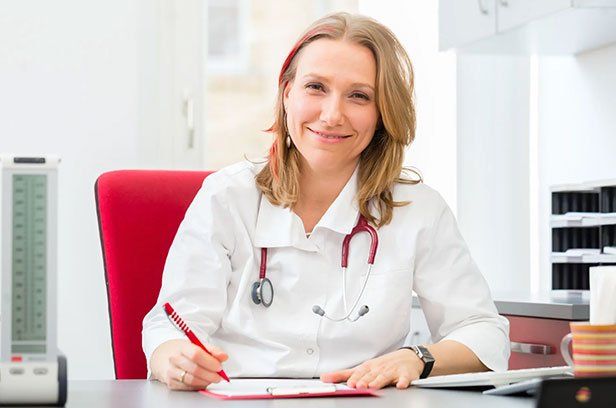 Notfalltraining in der Arztpraxis Ärztin lächelt Patienten an