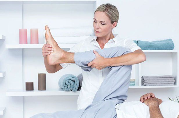 Notfalltraining in der Physiopraxis Physiotherapeutin behandelt Patienten