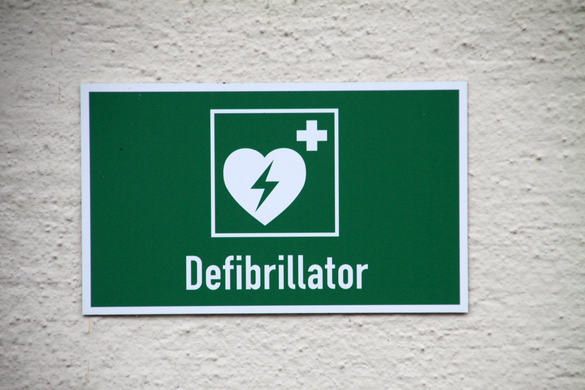 AED Unterweisung Rettungszeichen Defibrillator