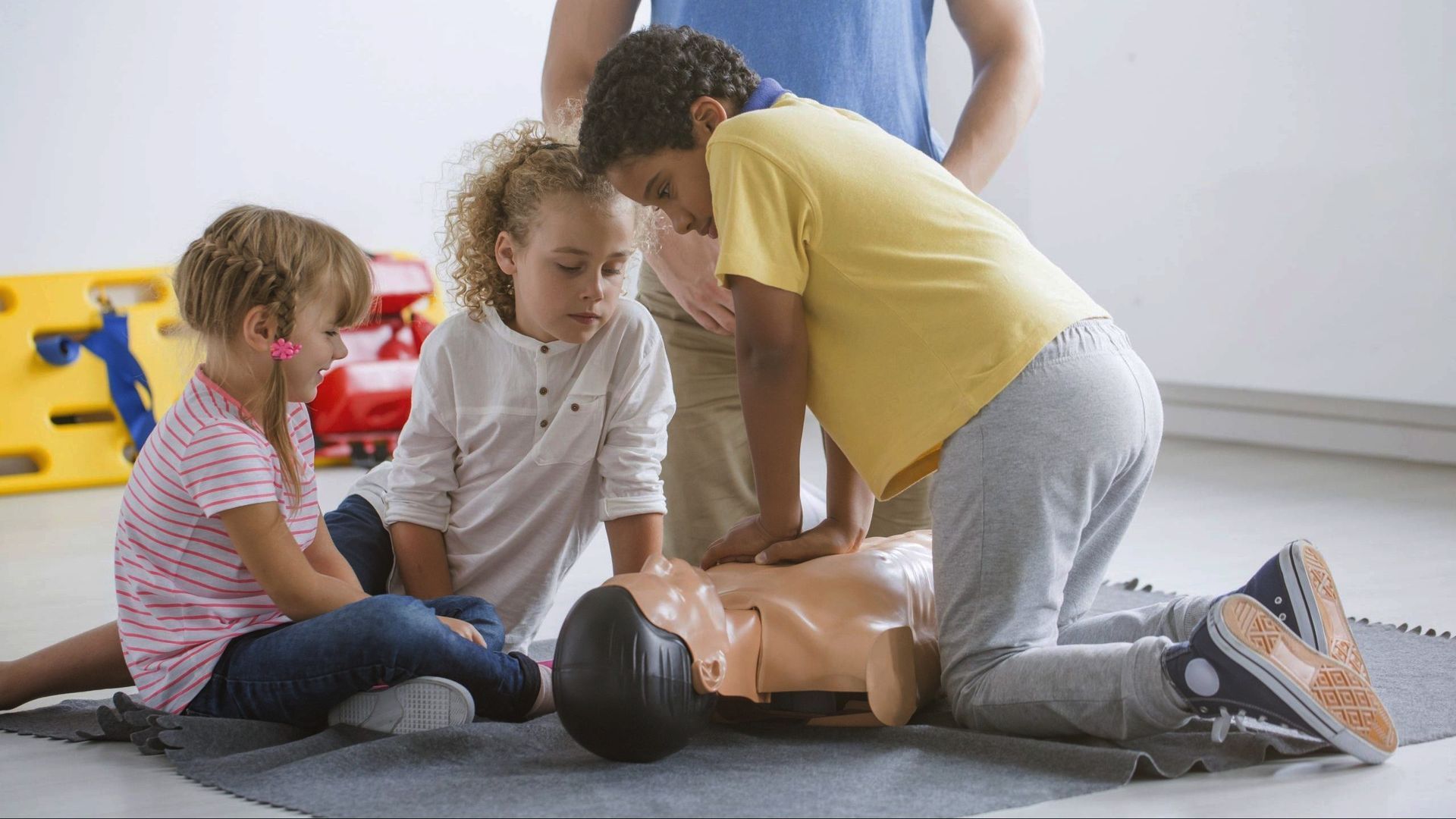 Erste-Hilfe-Projekttag Kind führt Herzdruckmassage durch
