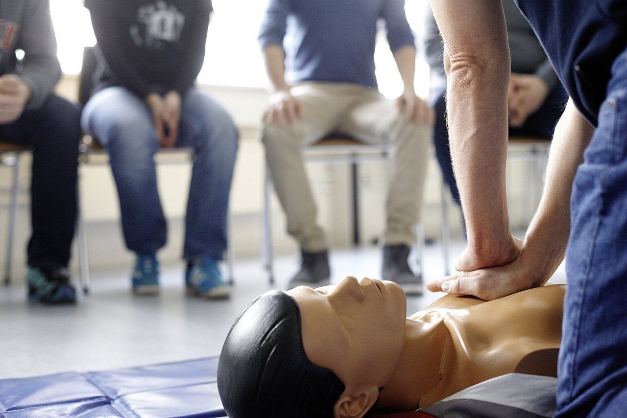 Erste-Hilfe-Kurs in Köln-Ossendorf Herzdruckmassage vor Teilnehmenden
