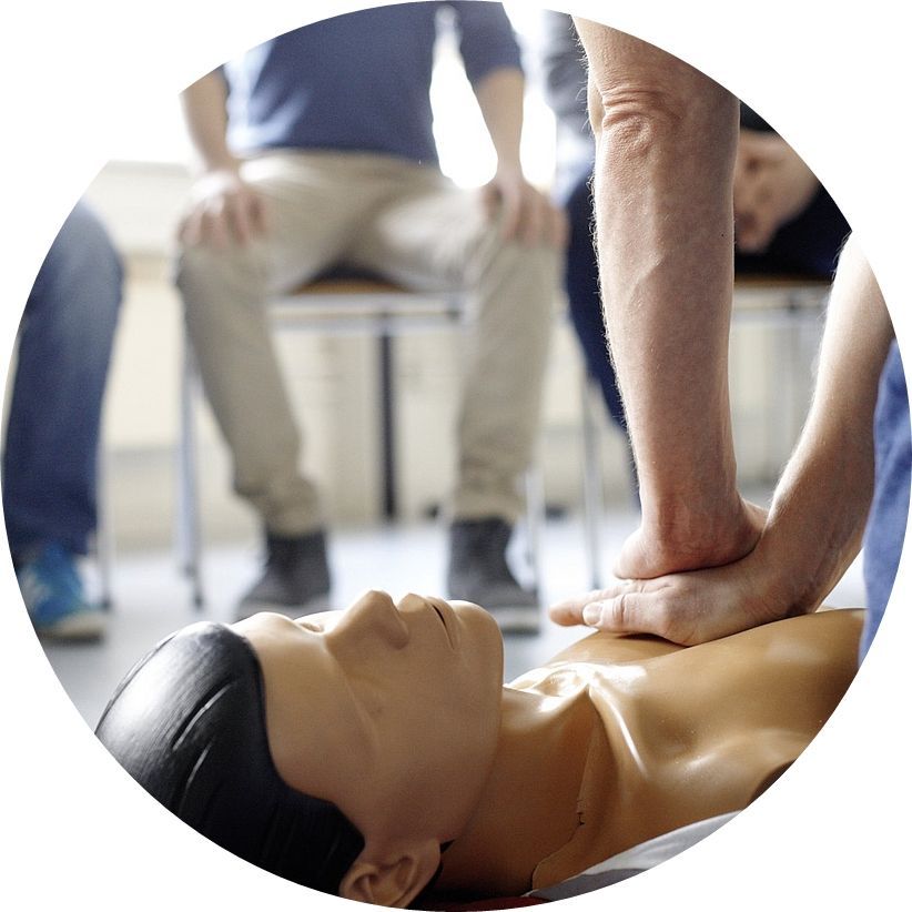 Ersthelfer Wiederbelebung einer Reanimationspuppe