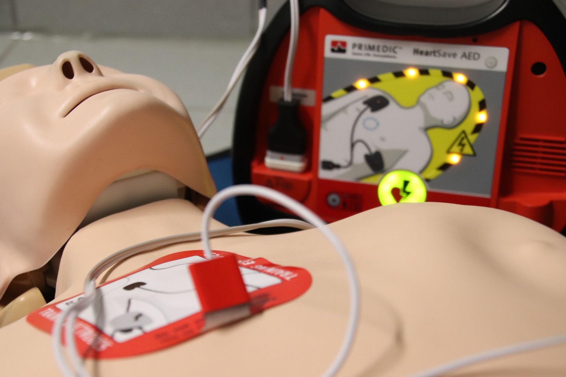 Defibrillator Klebeelektrode auf Puppe geklebt