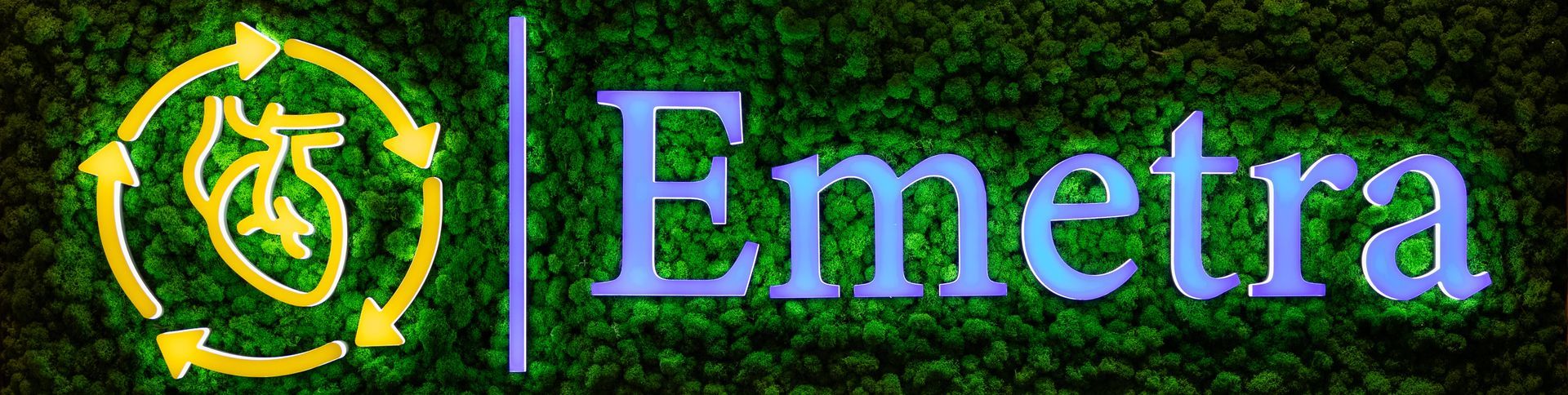 Emetra Emetra Logo auf einem Moosbild