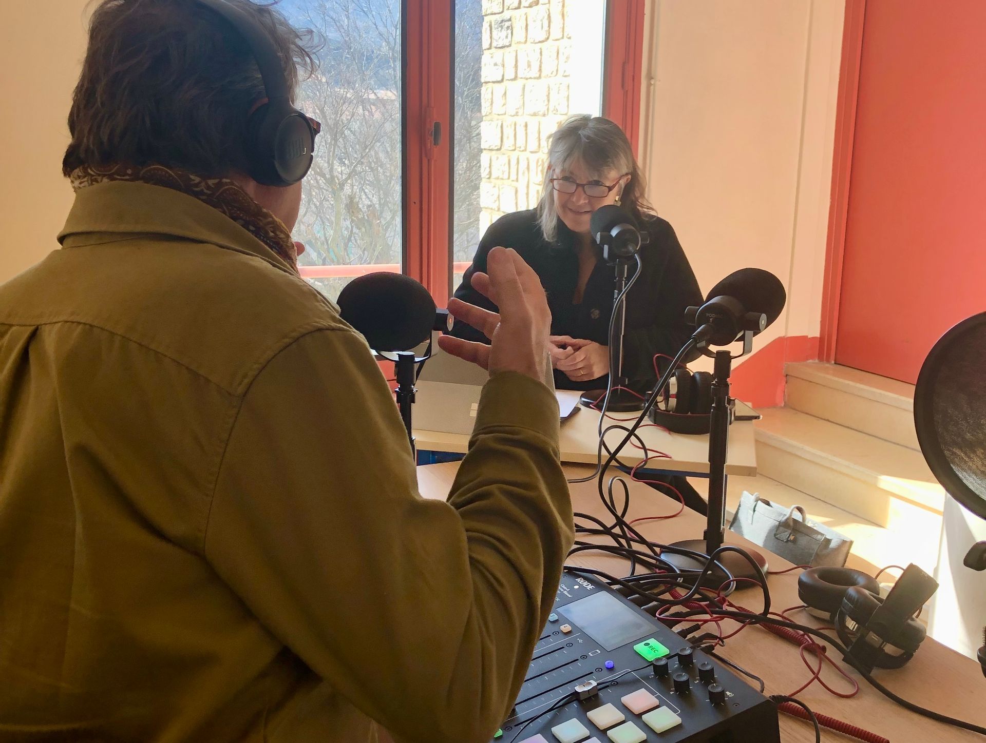 Sandrine Cosserat au micro d'ECE Radio