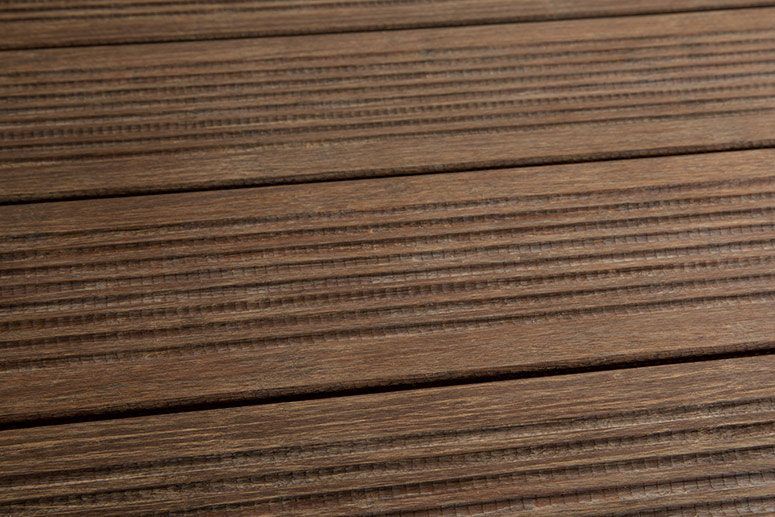 detalle suelo madera exterior antideslizante ranurada