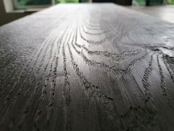 detalle de la superficie de un suelo de madera con la superficie ligeramente cepillada