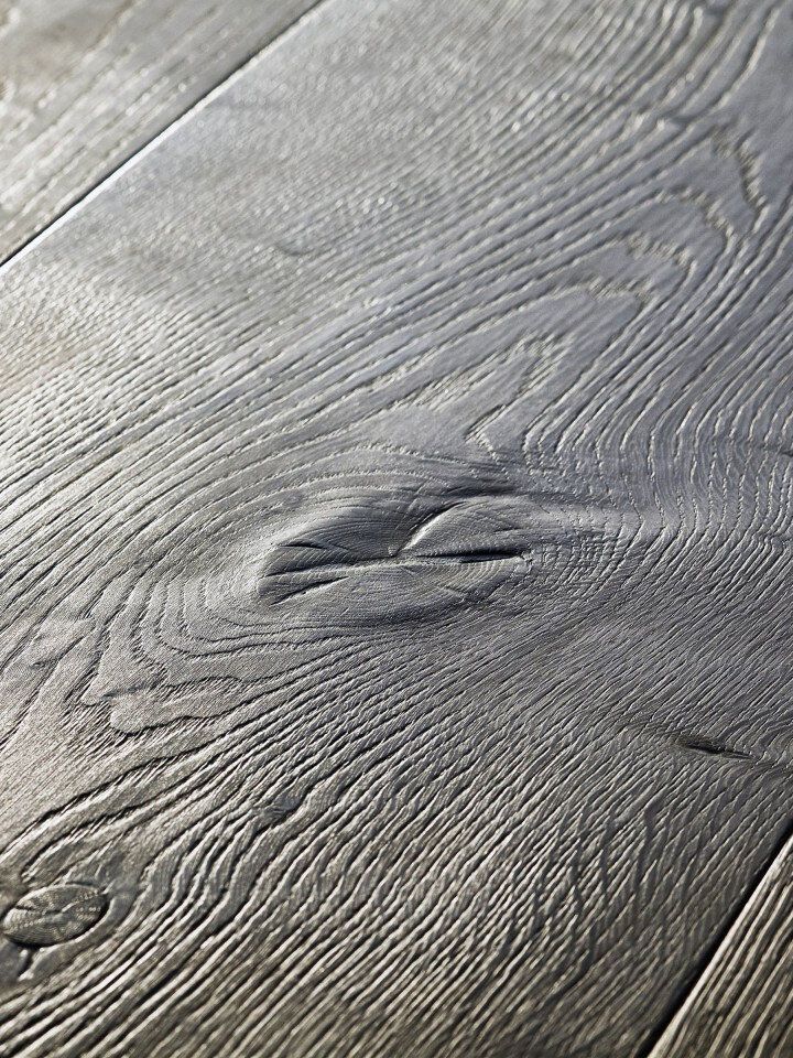 detalle de la superficie de un suelo de madera con la superficie cepillada profundamente
