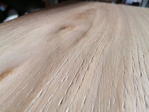 detalle de la superficie de un suelo de madera con la superficie cepillada o labrada a mano